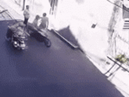 Phẫn nộ clip kẻ cướp giật dây chuyền của người đàn ông đang bó bột ngay mùng 2 Tết