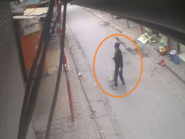 Ngày mùng 2 Tết hàng xóm mang thứ này sang đặt trước cửa, chủ nhà soi camera mà ngán ngẩm