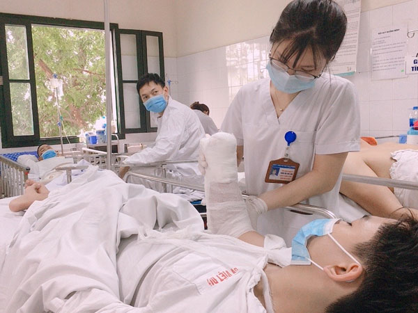 Thiếu niên 15 tuổi nát gần hết bàn tay do pháo tự chế phát nổ