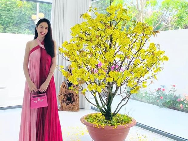 Sau loạt sóng gió, Thuỷ Tiên lên đồ rực rỡ, check-in tại nơi được cho là cơ ngơi mới của hai vợ chồng