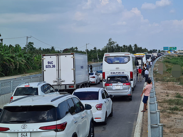 Kẹt xe hàng km trên cao tốc Trung Lương - Mỹ Thuận ngày mùng 3 Tết