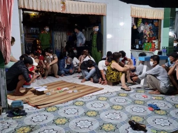Bắt tại trận 135 đối tượng 'giải sầu', cho rằng có quyền đánh bạc dịp Tết