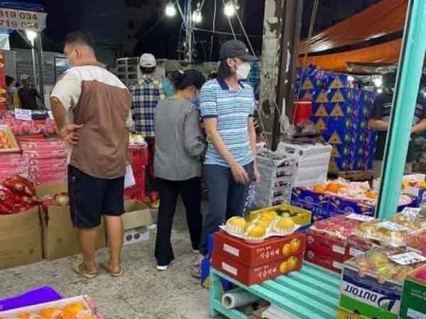 Lộ ảnh NSƯT Hoài Linh đi chợ Tết Nguyên Đán, vóc dáng nam danh hài gầy gò gây chú ý