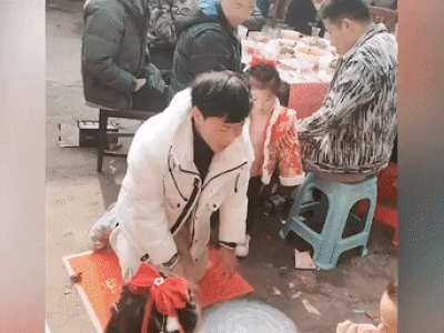Chàng trai 18 tuổi quỳ bái 'chú' 3 tuổi, tập tục lỗi thời ngày đầu năm mới bị dư luận 'ném đá' dữ dội
