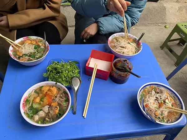 Bát bún 100k ngày Tết được hẳn 3 miếng ốc, chưa gắp đã hết