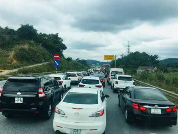 Hàng vạn người đổ về du xuân, Sapa 'cháy' phòng nghỉ, đâu đâu cũng đông nghẹt
