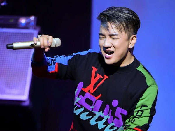 Giữa ồn ào với 'ai đó', Đàm Vĩnh Hưng đăng đàn: 'Hư và quấy là bị phạt úp mặt vô tường'