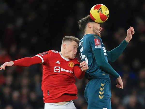 Ronaldo hỏng ăn penalty, MU dừng bước ở vòng 4 FA Cup