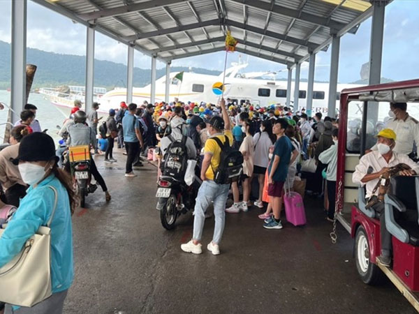 Phú Quốc cháy vé, hết phòng vì khách nườm nượp đổ về dịp Tết
