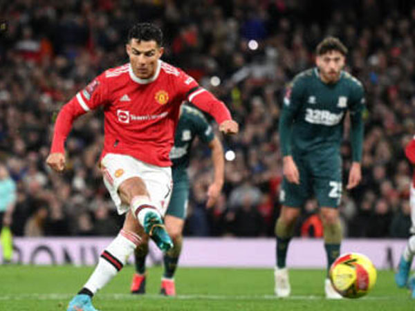 Cộng đồng mạng hài hước, hả hê khi Ronaldo đá trượt penalty