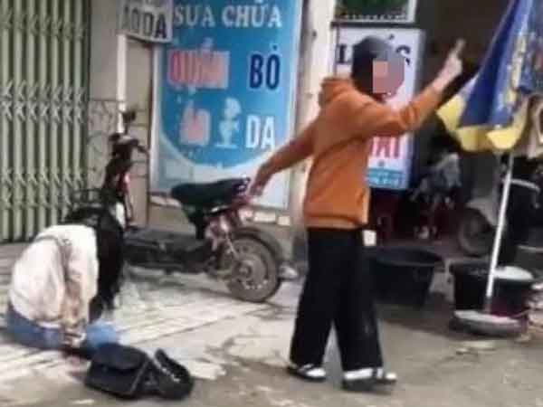 Uống rượu say xỉn, thiếu nữ vừa khóc vừa chỉ tay cán bộ công an nói: 'Cháu méc mẹ, chú bắt nạt cháu'