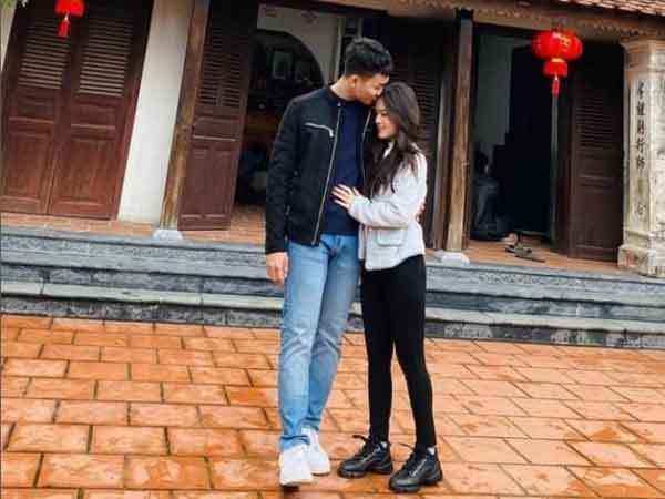 Tình cũ Quang Hải đưa bạn trai là diễn viên về quê đón Tết, công khai ảnh thân mật 'ngọt xỉu'