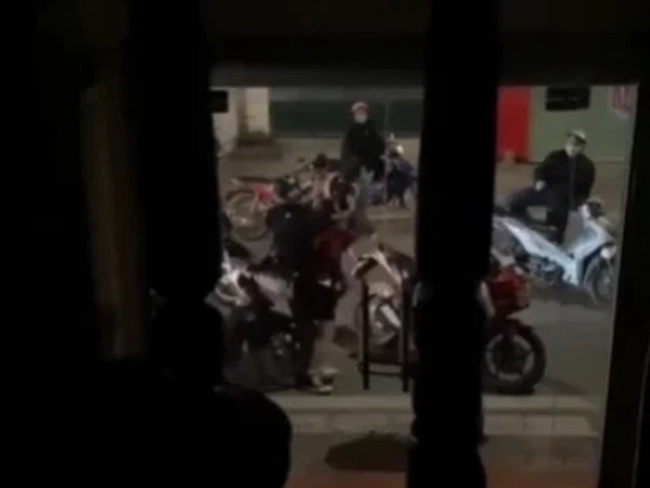 Cô gái cầm mũ bảo hiểm lao vào đánh bạn trai rồi chua chát nói: 'Cho mày bao nhiêu thứ rồi mày đánh tao'