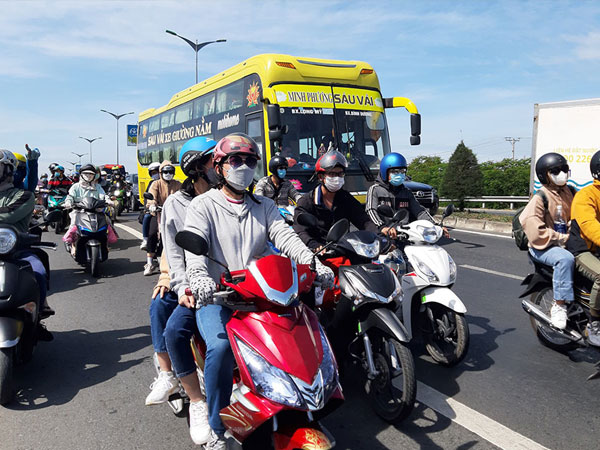 Đường miền Tây về TP.HCM 'nêm' cứng người, kẹt xe nhiều nơi