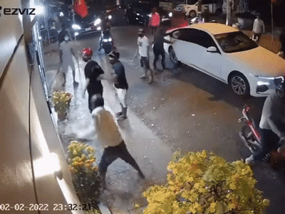 Kinh hoàng nhóm thanh niên dàn trận, cầm mã tấu chém loạn xạ vào nhà dân như 'phim giang hồ'