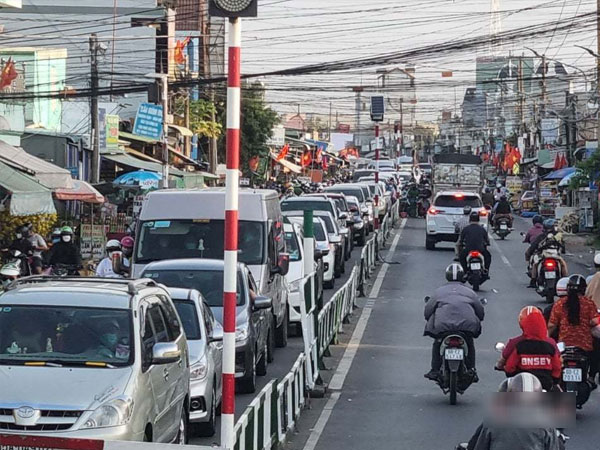 Người dân ùn ùn trở lại TP.HCM, phà Cát Lái quá tải