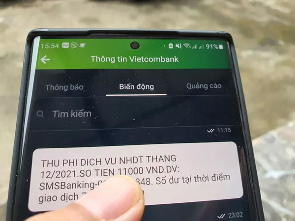 Vì sao ngân hàng miễn phí giao dịch online nhưng tăng phí tin nhắn SMS?