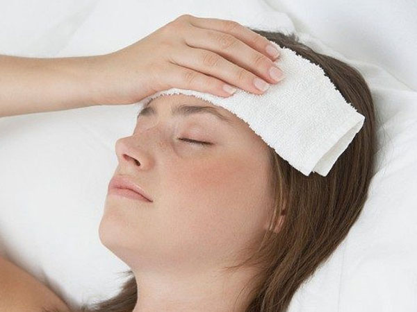 Khi sốt cao, bạn nên chườm ấm hay chườm lạnh?