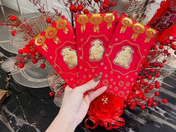 Lì xì thần tài mạ vàng 24k tài lộc đắt khách, loạn giá chợ mạng