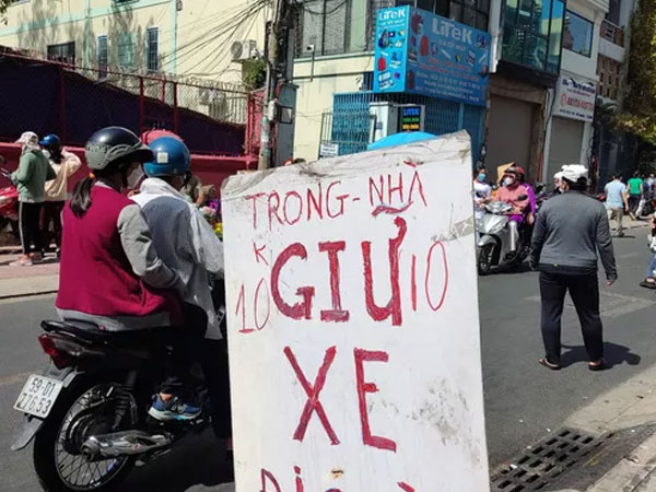 Bãi giữ xe tự phát 'chặt chém' ngày Tết