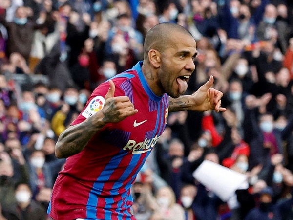 Alves bị đuổi, Barca vẫn thắng cách biệt Atletico để vào top 4