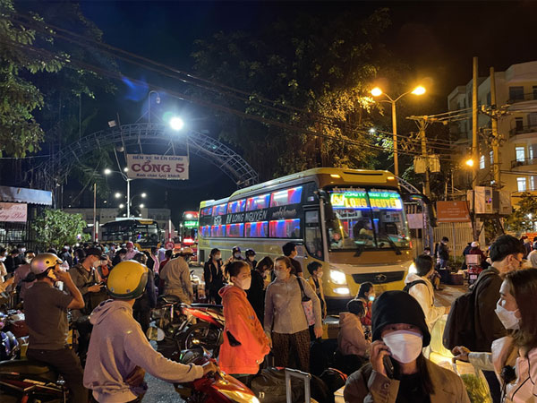Hàng ngàn người 'chôn chân' ở Bến xe Miền Đông cũ suốt từ mờ sáng 7-2
