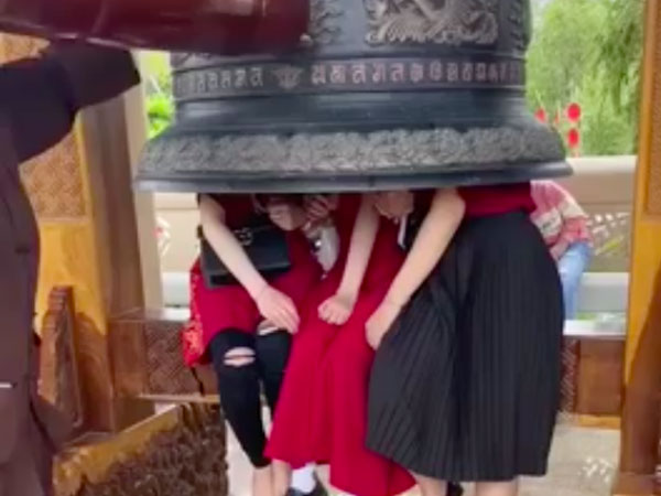 Xôn xao clip 3 cô gái chui vào trong chuông lớn để sư thầy gõ 'giác ngộ' dịp đầu năm