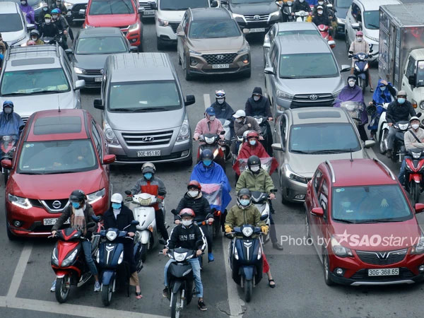 Người Hà Nội chen chân, đội mưa lạnh ùn ùn đi làm trong ngày đầu sau kỳ nghỉ Tết