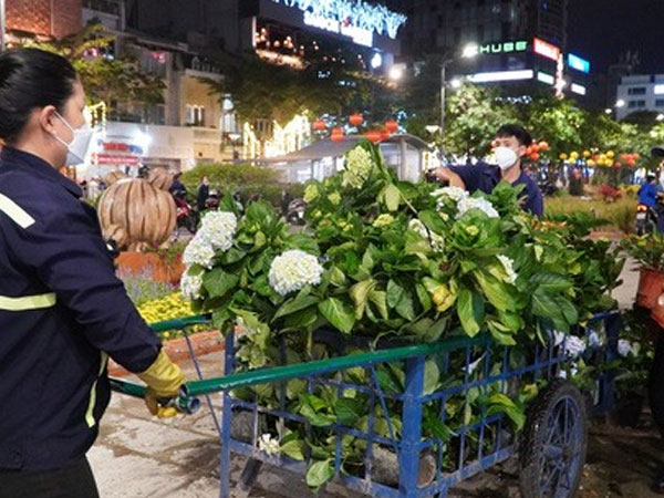 TP HCM: Gần 500 nhân sự thu dọn đường hoa Nguyễn Huệ trong đêm