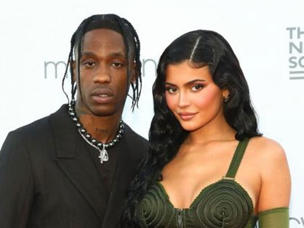 Kylie Jenner sinh con thứ hai với rapper Travis Scott