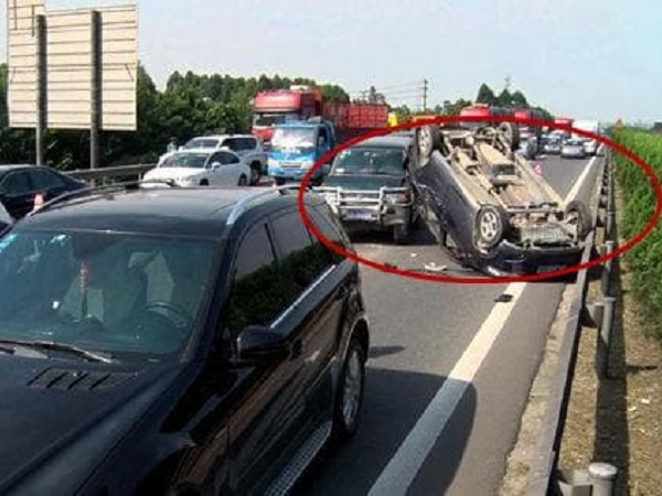 Lái xe trên đường cao tốc, hãy nhớ 4 điểm này, rủi ro sẽ giảm ít nhất một nửa!
