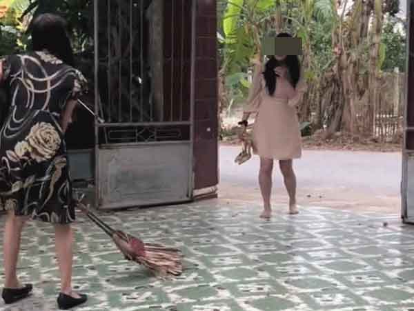 Gái ế 30 tuổi chưa chịu lấy chồng bị mẹ dùng chổi quét ra khỏi nhà, khung cảnh 'đại chiến' khiến dân tình cười sặc sụa