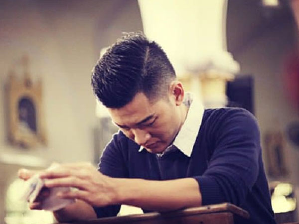 Ngày đầu tiên đi làm, mọi người vui mừng được nhận tiền lì xì, còn tôi suy sụp với thứ sếp đặt trên bàn