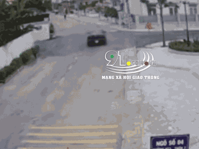 Kinh hoàng cảnh xe máy phi như bay tông trúng ô tô, cả người và phương tiện bị hất văng lên không trung