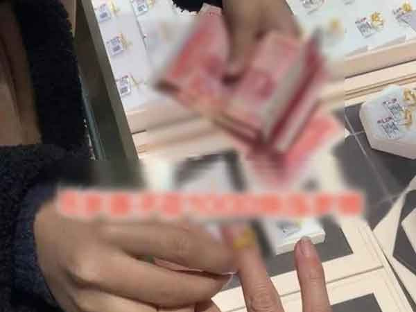 Mang hết bao lì xì vào trung tâm thương mại, cậu bé 8 tuổi kéo tay mẹ mua một thứ khiến bà rưng rưng nước mắt