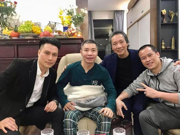Diễn viên Việt Anh sang nhà thăm nghệ sĩ Công Lý đầu năm, tiết lộ tình hình sức khoẻ đàn anh