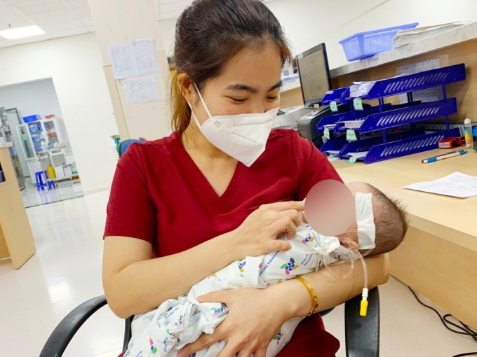 Nhập viện khám vì ngã võng, bé 4 tháng tuổi phát hiện thêm ruột và dạ dày chui lên lồng ngực