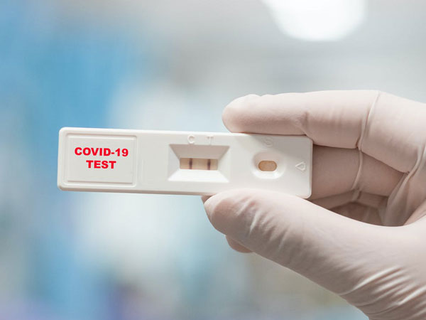 Mắc Covid-19 có kết quả dương tính kéo dài nhiều ngày nguy hiểm thế nào?
