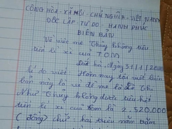 Mẹ đòi giữ hộ tiền mừng tuổi, bé trai đòi lập chứng từ, lôi cả họ hàng ra ký tên làm chứng cho 'chắc cú'