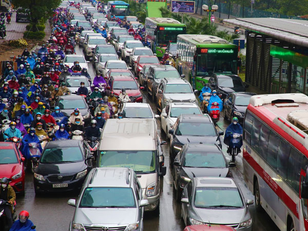 Hà Nội mưa rét, buýt nhanh BRT bị ‘khóa chặt’ giữa dòng xe