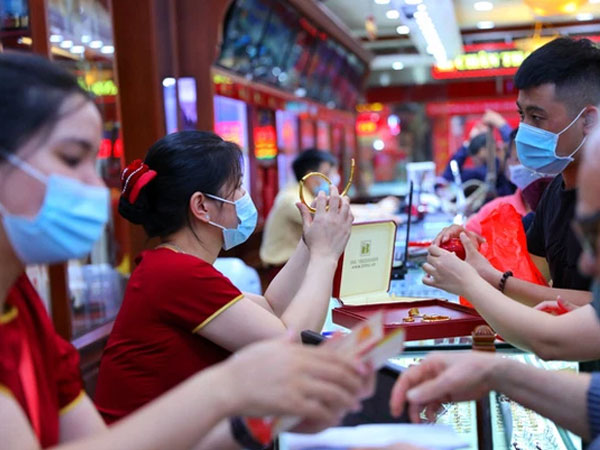 SỐC: Giá vàng 'bốc hơi' cả triệu đồng/lượng trong chớp nhoáng