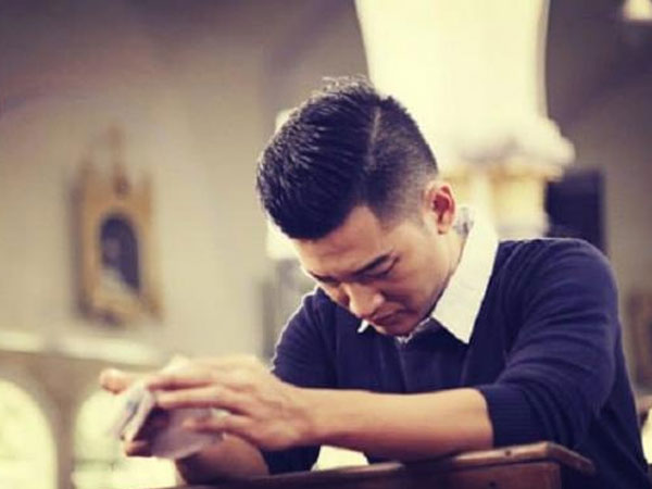 Ngày đầu tiên đi làm, mọi người vui mừng được nhận tiền lì xì, còn tôi suy sụp với thứ sếp đặt trên bàn