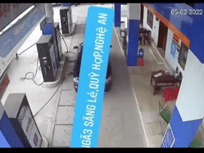 Tài xế ô tô vào đổ xăng rồi... đi thẳng kéo đứt cả vòi bơm, khoảnh khắc sau đó gây hãi hùng