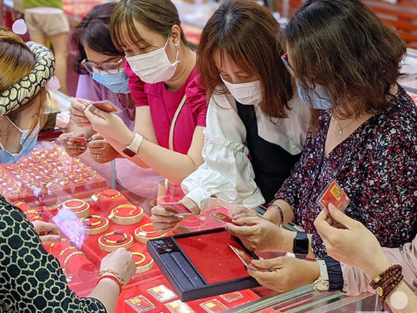 Chọn vàng miếng tích sản, dân chen chân đi mua trước ngày vía Thần Tài