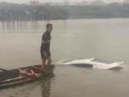 Sau khi ăn lẩu cùng bạn ngày đầu năm mới, người đàn ông đi ô tô lao xuống sông tử vong thương tâm