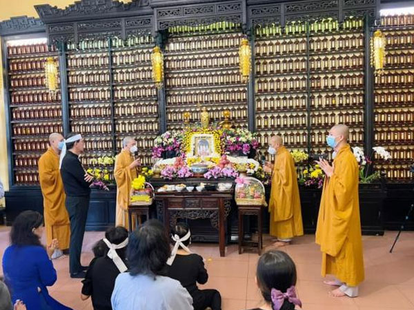 Lễ cúng 49 ngày của cố NSƯT Thanh Kim Huệ: Không gian ấm cúng trang trọng, chồng đội tang đầy thương nhớ