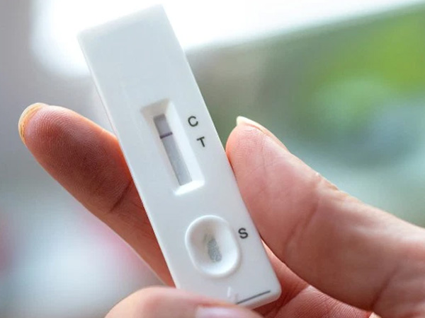 Bác sĩ khuyến cáo: Test nhanh Covid âm tính nhưng có dấu hiệu này thì vẫn cần cách ly, đừng ai chủ quan