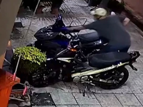 Pha trộm xe máy 'siêu tốc' chỉ trong 10 giây khiến người xem sốc toàn tập