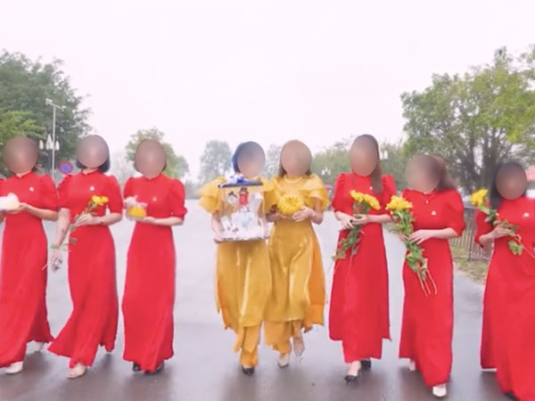 Mang đồ nhạy cảm đi lễ chùa, hội chị em bán hàng online còn lên mạng khoe khoang gây phẫn nộ