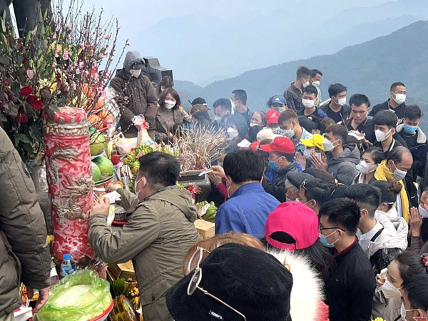Du khách chen chân dự lễ cầu nguyện quốc thái dân an tại Yên Tử